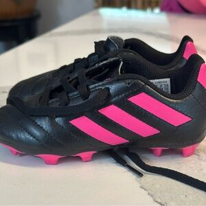 Girls adidas soccer cleats w extra small shin pad socks & removable shin pads
